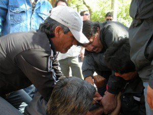 Policías de civil deteniendo a un manifestante