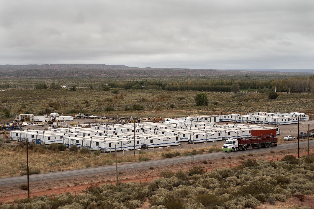 Faute de logements suffisants a A?elo, les compagnies petrolieres ont monte des campements de "trailers" (conteneurs habitables) avec cable, Internet et gymnase pour loger leurs travailleurs.
