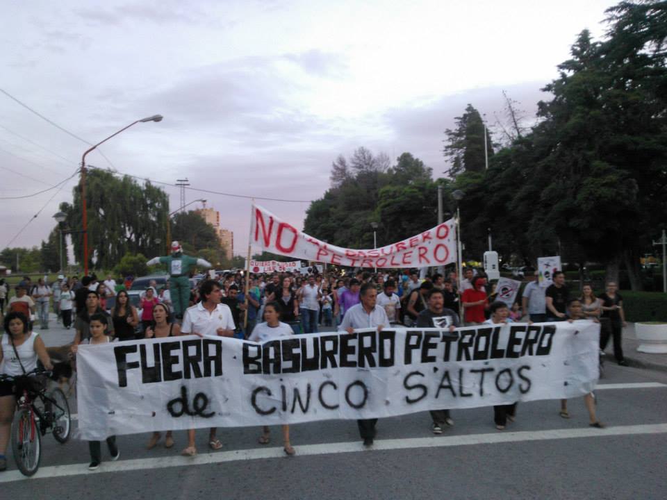 Movilización en contra del basurero petrolero / Partido Comunista de Cinco Saltos