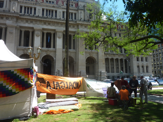 Acampe frente a Tribunales. Foto// Lucile Daumas.