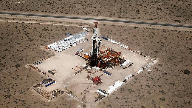 An aerial view of a shale oil drilling rig SAI-310, known as Vaca Muerta (Dead Cow) shale resource, in the Patagonian province of Neuquen, in this October 14, 2011 file photo. Two months before Argentina's president seized control of YPF, the country's biggest oil firm from Repsol, the Spanish company said it would cost $25 billion a year to develop a world-class shale find in Patagonia. It is money Argentina does not have and could struggle to get its hands on without deep-pocketed partners prepared to tolerate President Cristina Fernandez's increasingly volatile and unorthodox policies. To match Analysis ARGENTINA-ENERGY/ REUTERS/Enrique Marcarian/Files (ARGENTINA - Tags: POLITICS BUSINESS ENERGY) TELETIPOS_CORREO:FIN,FIN,%%%,%%%