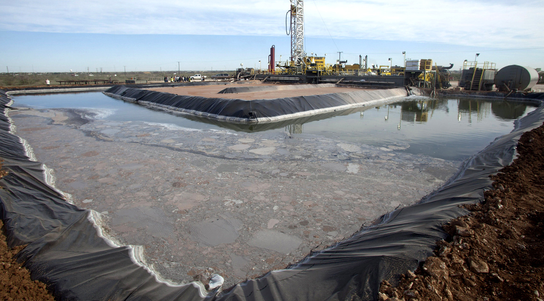 ACOMPAÑA CRÓNICA:EEUU ELECCIONES CAMBIO CLIMÁTICO MIA30. WASHINGTON DC (EE.UU.), 31/10/2012.- Vista del 18 de octubre de 2012 de actividades de preparación para extraer petróleo mediante la técnica del "fracking" en un pozo de la compañía Windsor Energy, en la localidad de Midland, Texas (EE.UU). Ni la severa sequía, ni el récord de deshielo Ártico ni la consideración por parte del Pentágono como "un problema de seguridad nacional" han logrado que en la campaña se haya mencionado el cambio climático, hecho inédito en las elecciones americanas desde 1988, que los analistas atribuyen a la revolución del gas no convencional. ¿Qué ha pasado entonces para que las elecciones de 2012 entren en la Historia, para furia de muchos científicos, ambientalistas y ciudadanos americanos, como aquellas en las que no se mencionó el cambio climático? Expertos en energía como David Pumphrey, del Centro de Estudios Estratégicos (CSIS en sus siglas en inglés) o William Burns, profesor de la Universidad Johns Hopkins, coinciden en que la respuesta es la revolución que la explotación de gas no convencional por la técnica del "fracking" ha provocado en la economía y en el sistema energético norteamericano. EFE/Caty Arévalo
