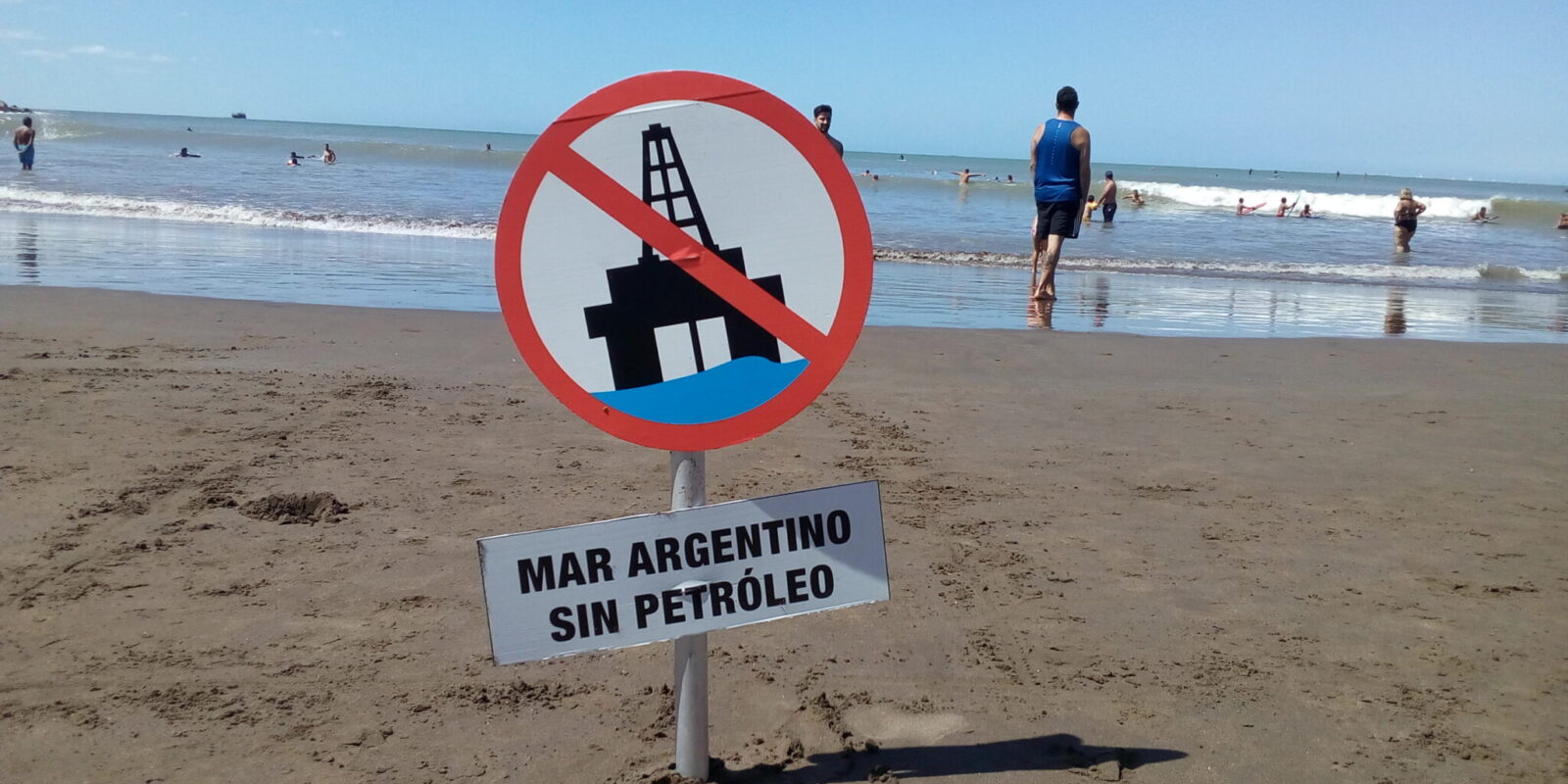 Mar argentino con cartel
