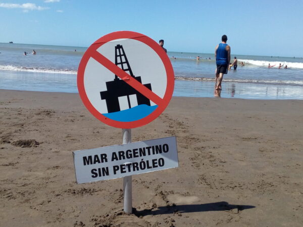 Mar argentino con cartel