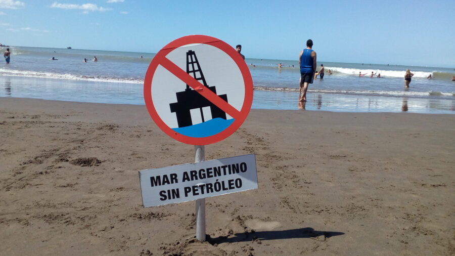 Mar argentino con cartel